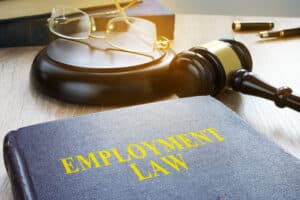 when to talk to an employment lawyer - featured image