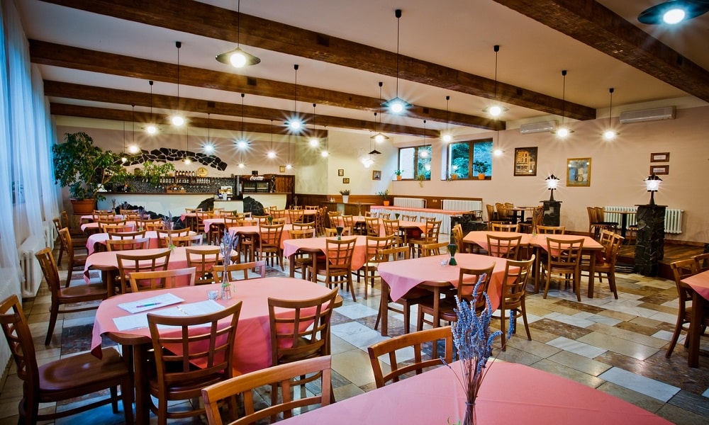 Best 12 LMS Features for Restaurants Staff Training That Reduces Turnover